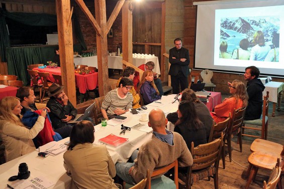 Workshop zur Region / Mit transclaudia (Max Höfler und Johannes Schrettle, Graz), live schreiben und Realzeit-Übersetzen im Woferl-Stall